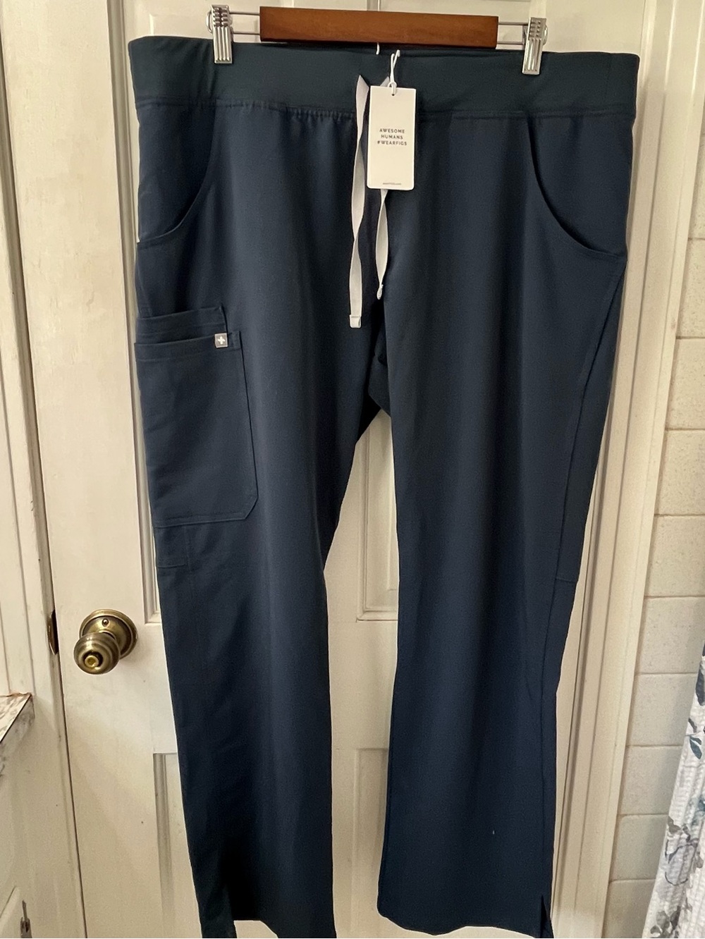 FIGS Women's Kade Straight-Leg Cargo Scrub Pants in Dark Harbor. XL, NWT